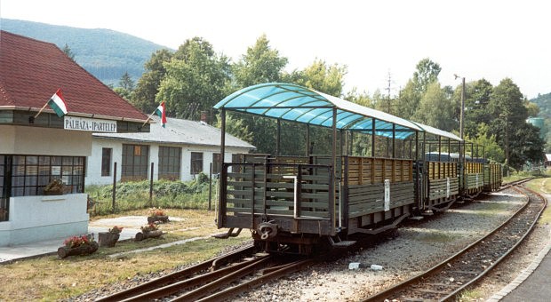 Súprava výletných vozňov v stanici Ipartelep
