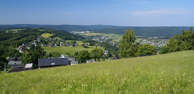Výhled z cesty na rozhlednu Aschberg k Bublavě a Klingenthalu