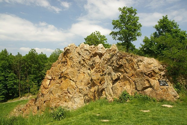 Čertova skalka z ordovického křemence u rozhledny Bára