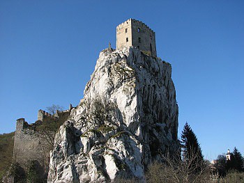 Beckovský hrad sa vypína na vápencovom ostrohu vypreparovanom vodami Váhu