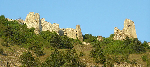 Čachtický hrad od západu