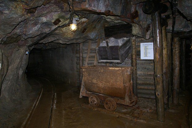 U jednoho z důlních exponátů na prohlídkové podzemní trase