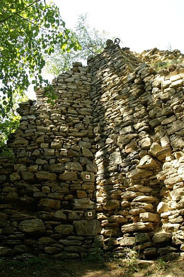Holoubek - pozůstatky věže hradu
