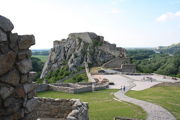 Horní hrad, vpravo tok Moravy