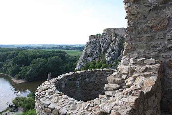 Pevné zdi Děvína a soutok Moravy s Dunajem
