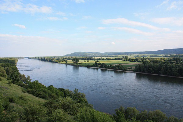 Poklidný tok Dunaje z Děvína