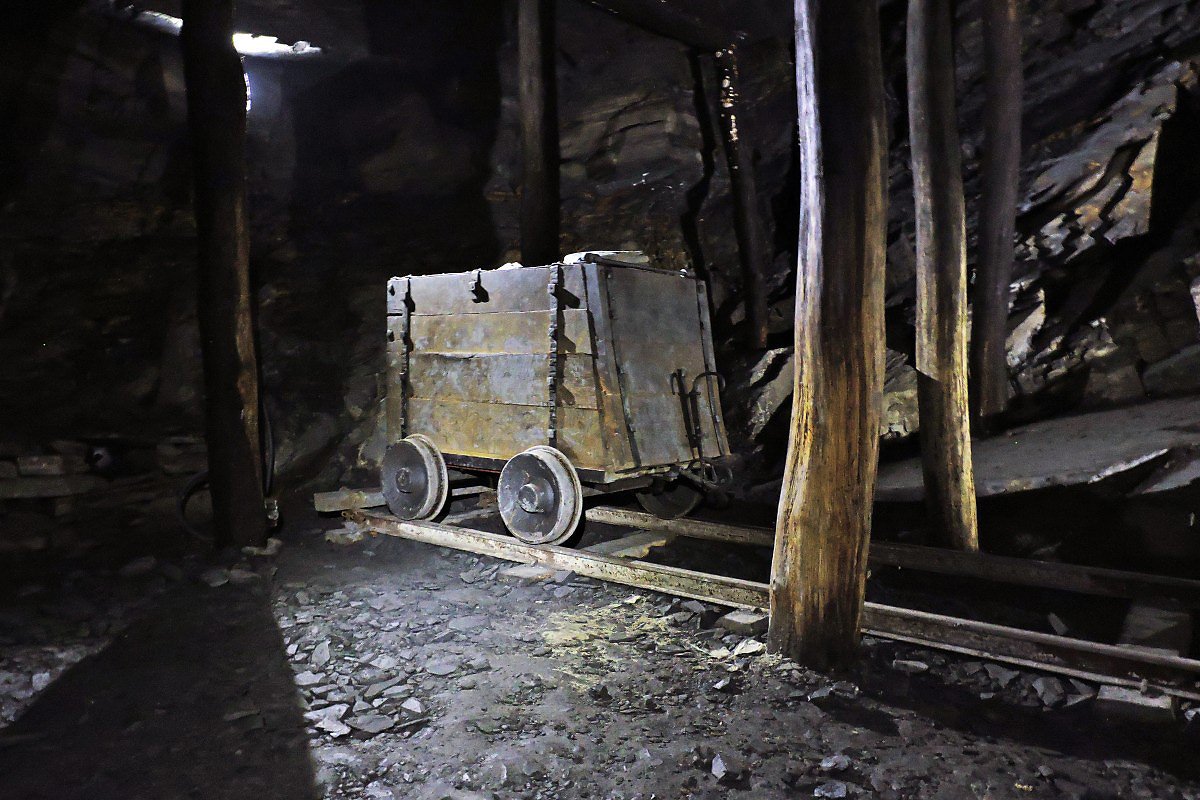 Výdřeva a důlní vozík