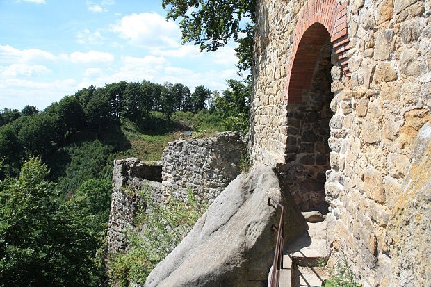 Pevné zdi hradu Frýdštejn