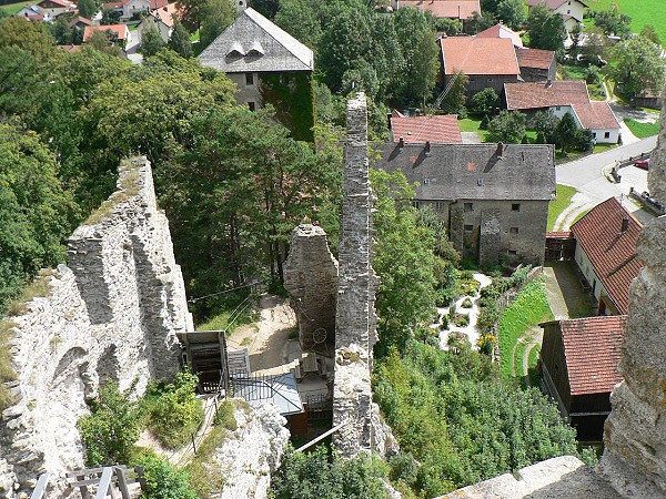 Pohled z věže, v pozadí Žravý dům