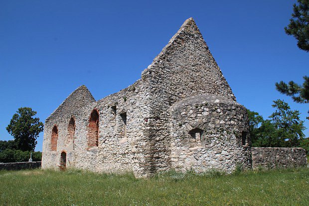 Opevněný románský kostel