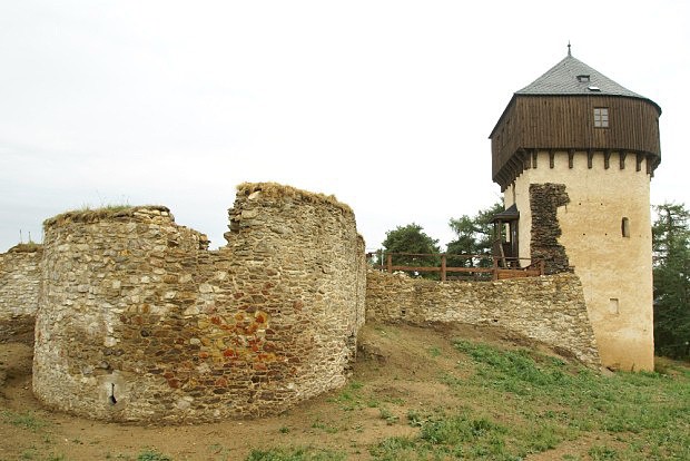 Hrad Hartenštejn - jeden z bastionů a Karlovarská věž