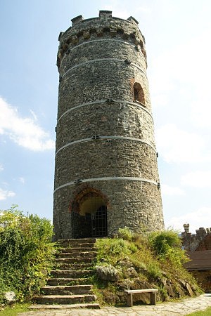Mohutná hradní věž sloužící jako rozhledna