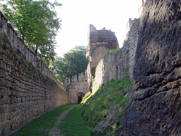 Dolní hrad a opevnění