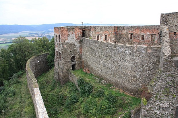 Poničený palác hradu