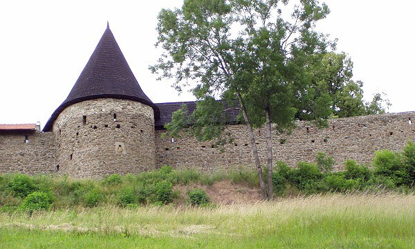 Helfštýn s pevnými hradbami