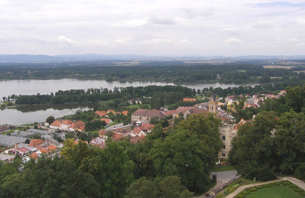 Výhled z věže na městečko Hluboká