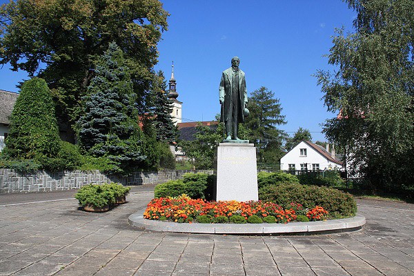 Pomník Fr. Palackého v Hodslavicích