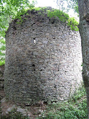 Jedna z obranných věží Helfenburku