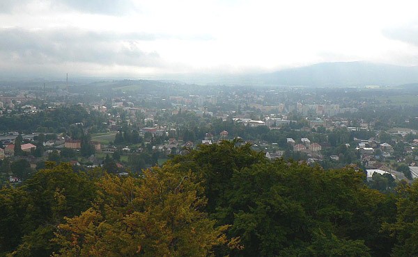 Hrádek, pohled na Varnsdorf, v pozadí Lužické hory