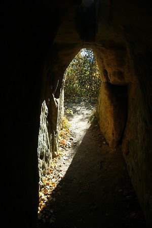 Pstup do hradu Hdelk vede podzemn chodbou