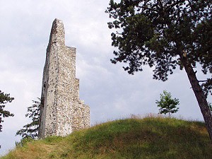 Travnaté hradní návrší s torzem hradu