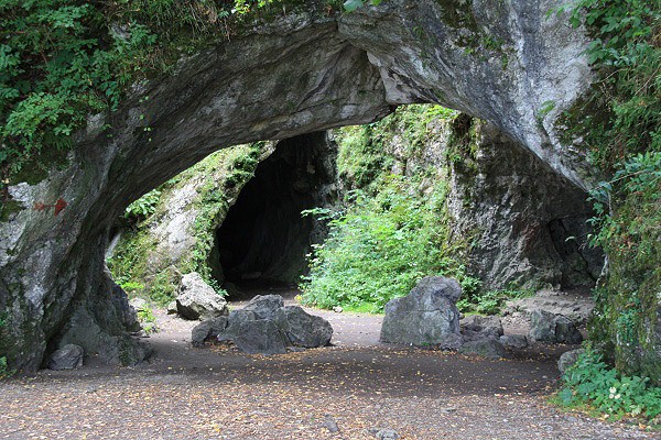 Vstupní portál jeskyně Šipka v plné kráse