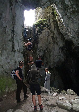 Výstup vstupní propástkou v Raptawické jeskyni