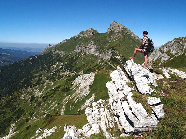 Belianské Tatry nad Kopským sedlem s vysokohorským krasovým terénem