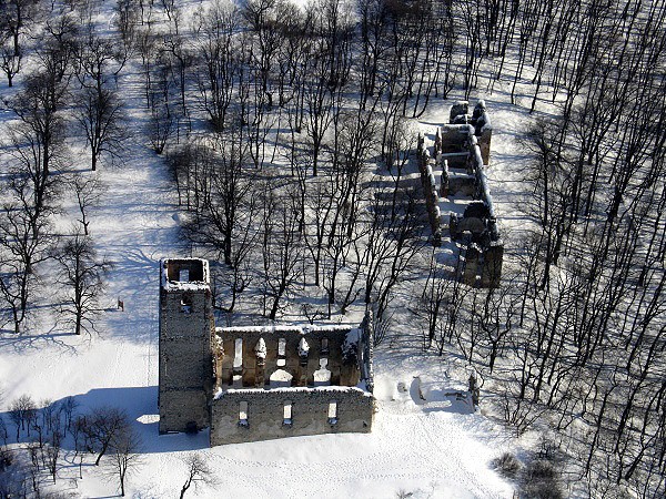 Letecký pohled na areál kláštera, zima