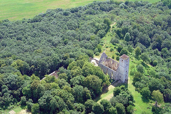 Letecký pohled na areál kláštera, léto