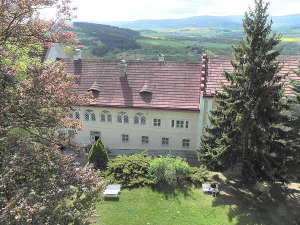 Pohled na zámek ze staré části hradu