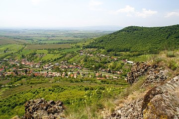 Kamenný vrch (442 m) - pohled přes obec Kosihovce na maďarská pohoří