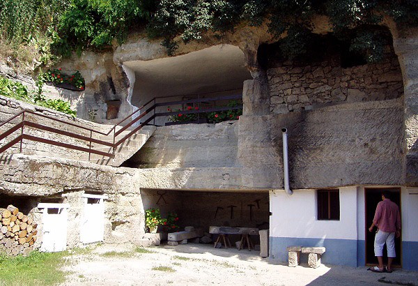Jeskynní obydlí v Brhlovcích
