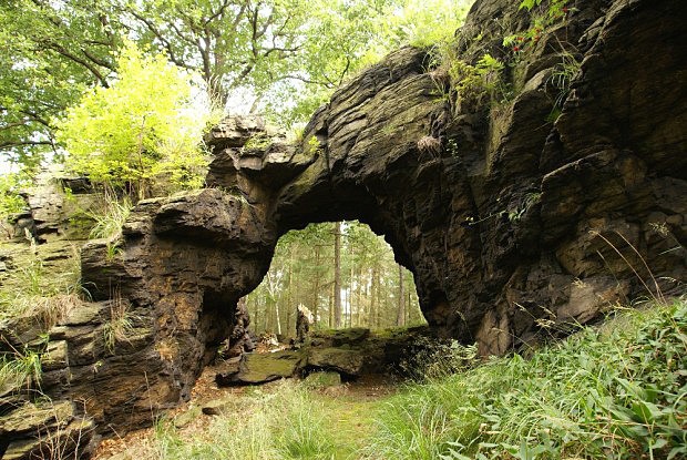 Hohler Stein - rulová skalní brána nedaleko obce Oelsen