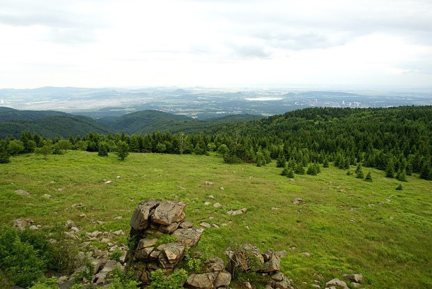 České středohoří a Mostecká pánev z Loučné (956 m)