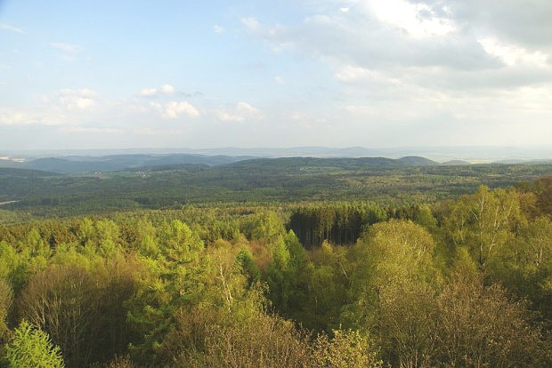 Výhled z rozhledny Máminka přes křivoklátské lesy na hřeben Brd