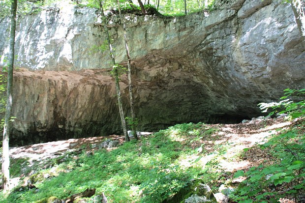 Mažarná jaskyňa, vstupní portál