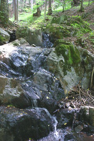 Horní kaskáda se dvěma vodopády v letním období