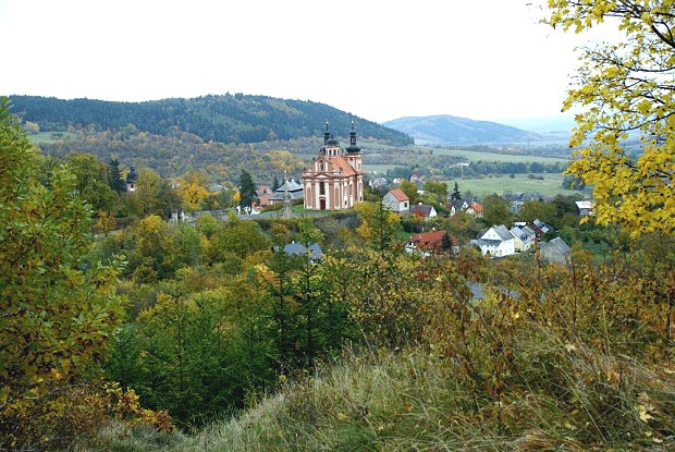 Pohled na barokn msteko Vale na pat Doupovskch hor