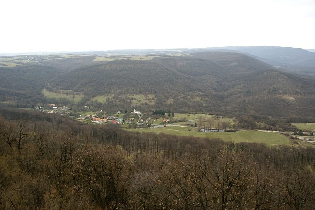 Obec Opava a Krupinská planina z rozhledny Opavská hora (577 m)