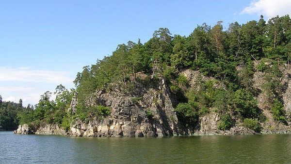Vrcholy skal bývalého vltavského údolí