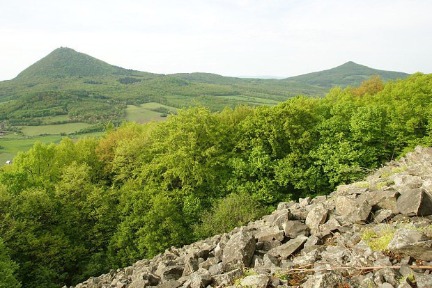 Mileovka (837 m) a Kleten (706 m) ze suovch pol pod hradem Ostr