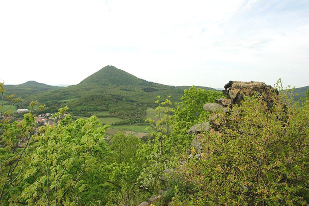 Mileovka (837 m) z hradu Ostr (553 m)