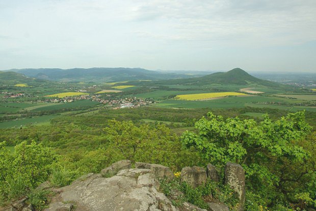 Vhled z hradu Ostr na Lovo (570 m) a esk stedoho nad Litomicemi