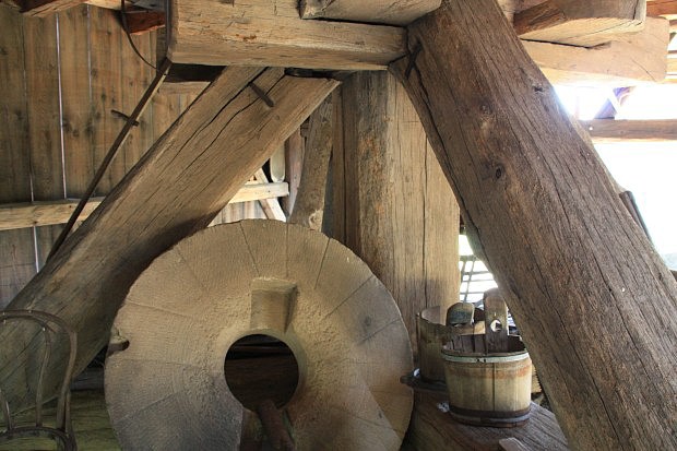 Maršálkův větrný mlýn v Partutovicích, nosná konstrukce a mlecí kolo