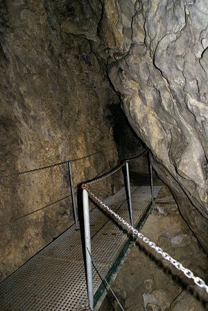 Plavecká jeskyně - upravený chodník v jeskyni