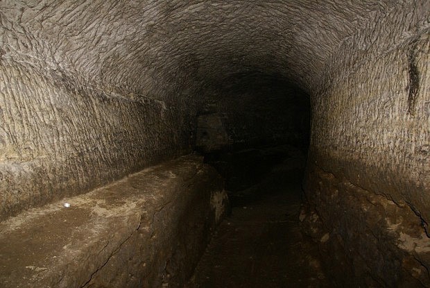 Podzemní část skalního náhonu k býv. brusírně zrcadel u Velenic s postranním ochozem