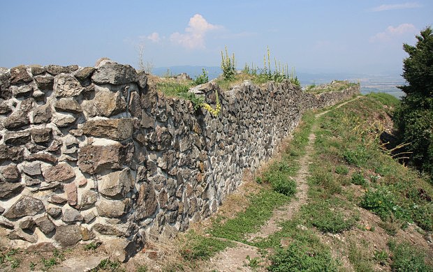 Zakonzervovaná zeď Pustého hradu