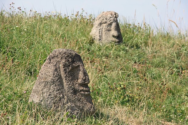 Kamenné hlavy na pustém hradě