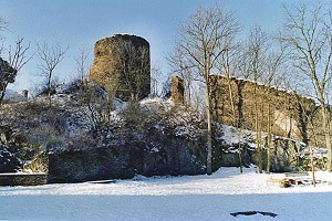 Rabštejn nad Střelou - torzo věže hradu a úsek opevnění
